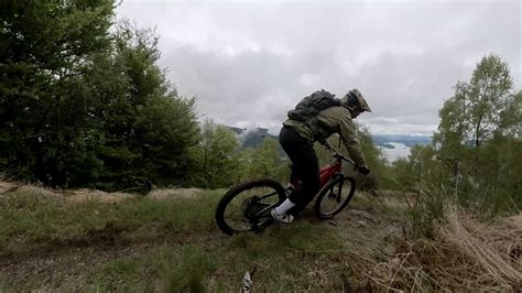 Ciclista con casco Specialized su un sentiero di montagna