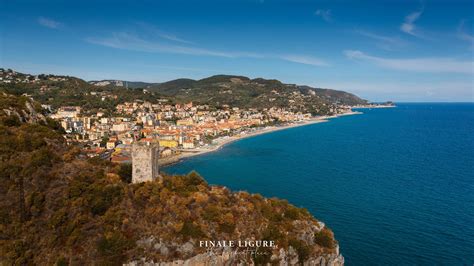 Panorama della costa di Finale Ligure con sentieri visibili sui monti circostanti