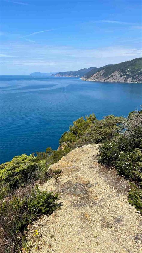 Ciclista su un sentiero panoramico a Finale Ligure
