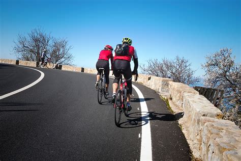 Ciclisti che pedalano su una strada panoramica
