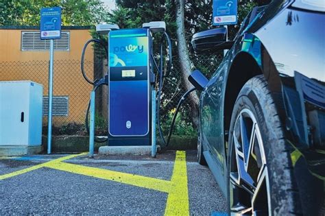 colonnine di ricarica per veicoli elettrici in una città