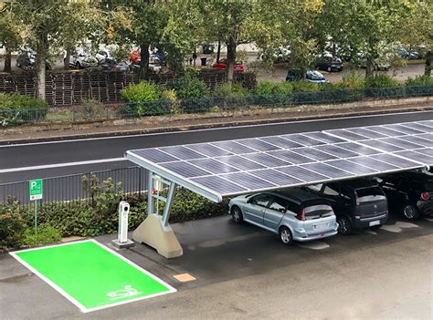 pensilina fotovoltaica Shelter con veicoli elettrici in ricarica