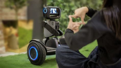 Illustrazione di una persona che sale correttamente su un Ninebot Loomo