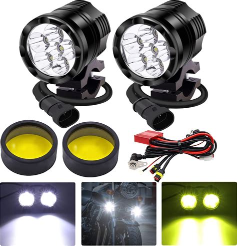 Motocicletta con fari supplementari montati