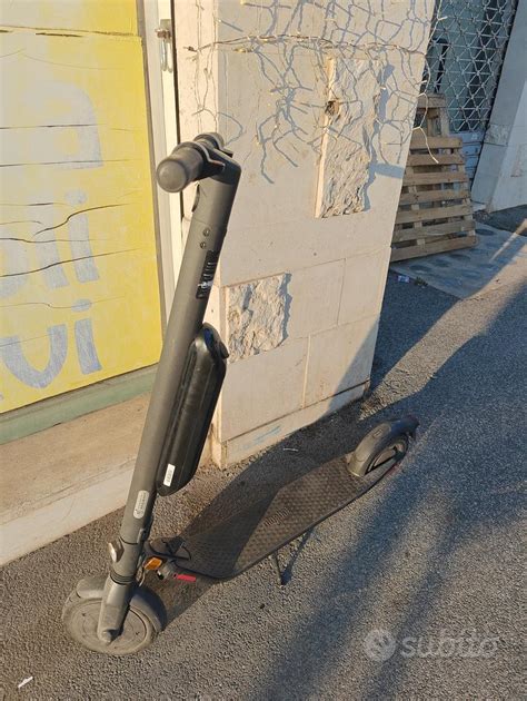 Monopattino elettrico Ninebot E45E in azione in ambiente urbano