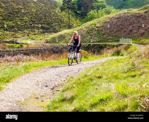 Ciclista in un parco