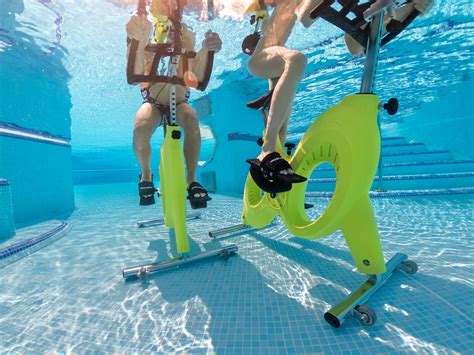 Persona che fa hydrobike in piscina