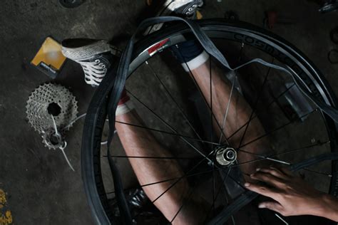 Ciclista che effettua manutenzione alla bicicletta