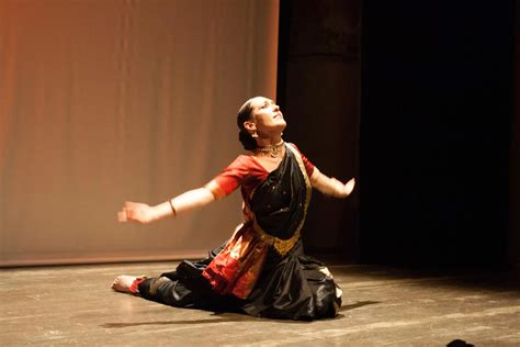 Danzatrice di bellydance in movimento