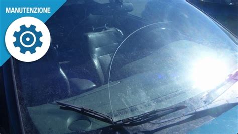 Parabrezza auto con graffi