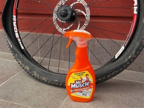 Applicazione di acqua saponata sul bordo di un copertone da bicicletta