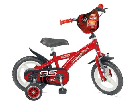 Bambino felice in sella a una bicicletta rossa a tema Cars