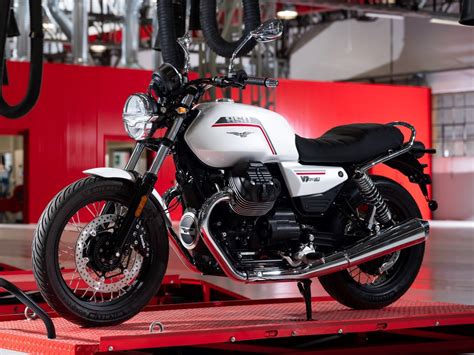 Moto Guzzi V7 con accessori