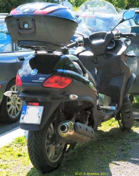 Scooter con targa ben installata