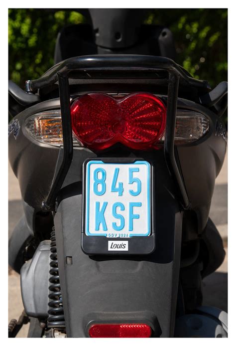 Diversi tipi di portatarga per scooter