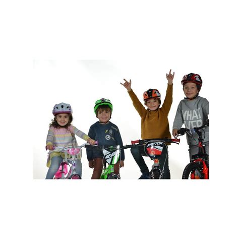 Bambino con casco e protezioni su monopattino