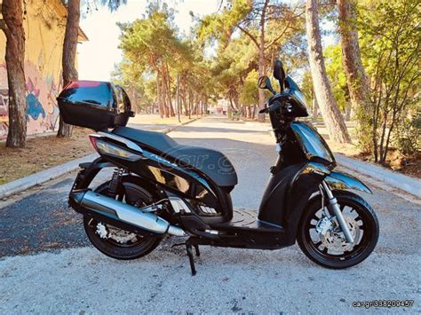 Immagine di uno scooter Kymco People GT i.e. 200 in movimento in città