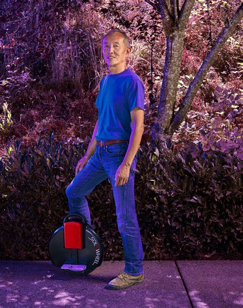 Immagine di Shane Chen con il suo prototipo Hovertrax