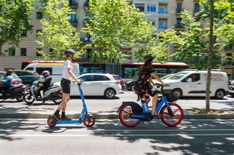 Monopattini elettrici in una città