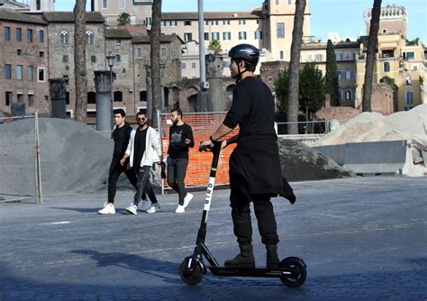 Persona che indossa un casco omologato per monopattini
