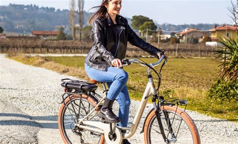 Coppia che pedala su biciclette elettriche in un parco