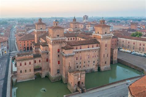 Panorama di Ferrara con il Castello Estense e ciclisti