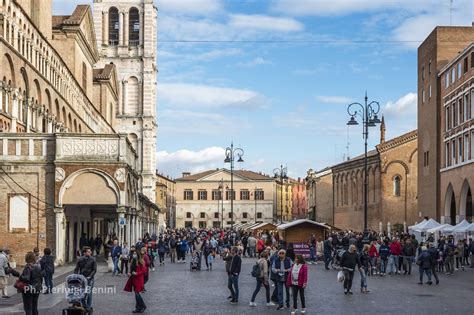 Vista aerea del centro storico di Ferrara con ciclisti