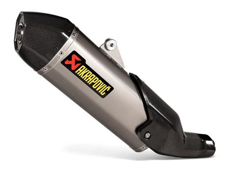 Particolare di uno scarico Akrapovič in titanio e carbonio