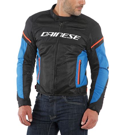 Motociclista che indossa la giacca Dainese Air Frame D1 Tex in un ambiente soleggiato