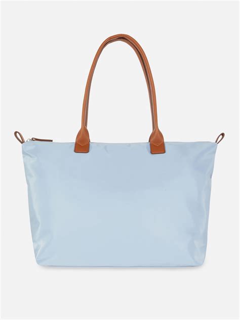 Donna con borsa shopper
