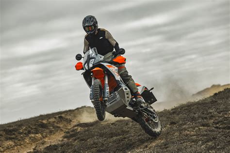 KTM 1090 Adventure R in un paesaggio off-road