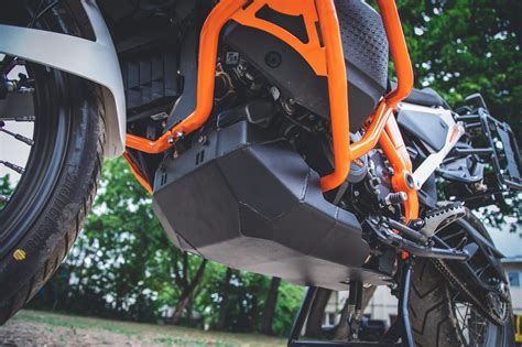 Dettaglio di barre paracarena superiori e paracoppa su una KTM Adventure