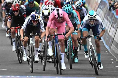 Ciclista in azione durante una tappa del Giro d'Italia