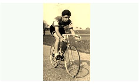 Un giovane Beppe Conti in bicicletta con la maglia del Castelnuovo Don Bosco