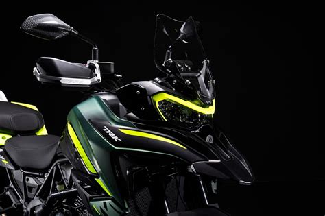 Primo piano del display TFT da 5 pollici della Benelli TRK 702