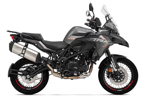 Vista laterale della Benelli TRK 502 che evidenzia il paraserbatoio