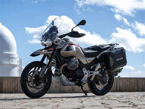 Moto Guzzi V85 TT in un paesaggio siciliano