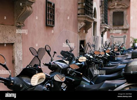 scooter moderni parcheggiati in fila