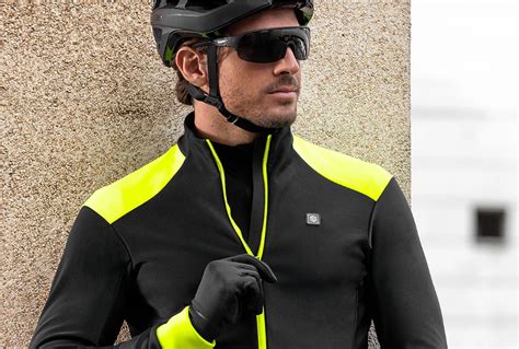 Ciclista con abbigliamento invernale completo