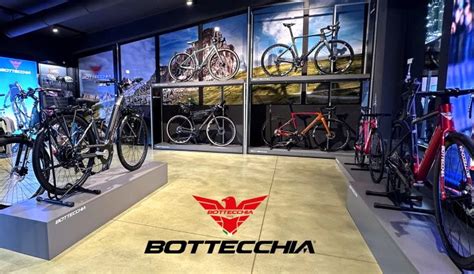 Coppia di biciclette da passeggio Bottecchia in un contesto urbano