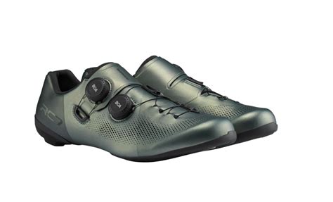 Ciclista su strada con scarpe Shimano
