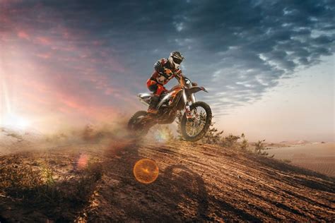 Moto da enduro su un sentiero sterrato