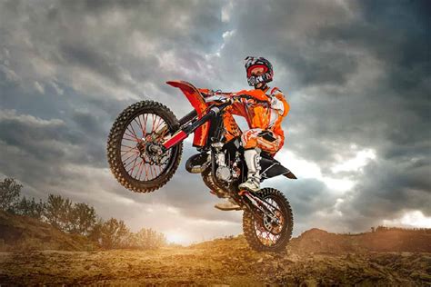 Moto da enduro che affronta un percorso fuoristrada impegnativo
