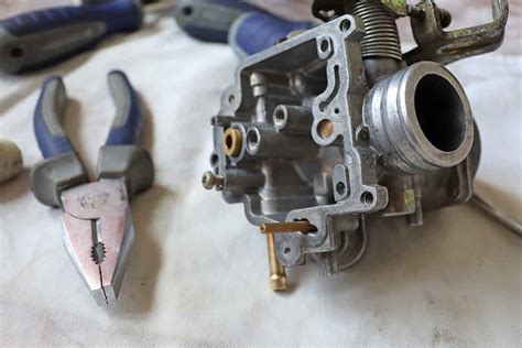 Dettaglio dei getti e dello spillo in un carburatore