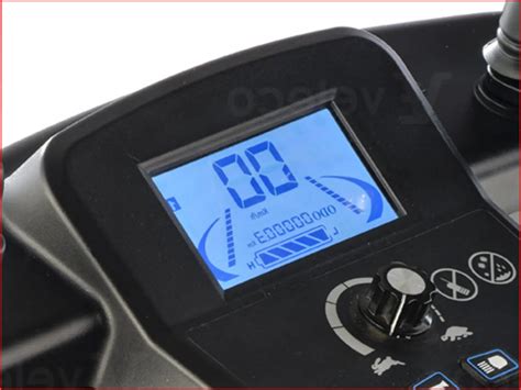 Dettaglio del cruscotto digitale LED di un quad elettrico