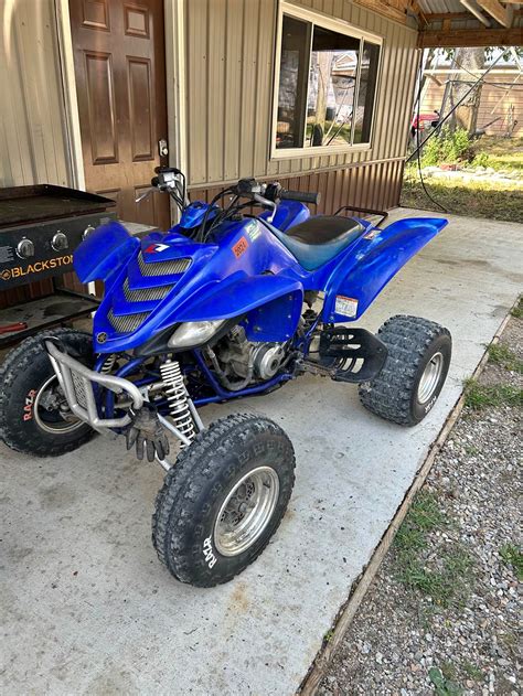 Yamaha Raptor 660 in azione su un percorso fuoristrada