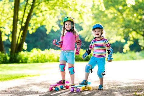Bambini che imparano a fare skateboard in un parco