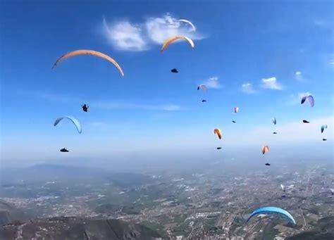 Parapendio in volo libero con vista panoramica