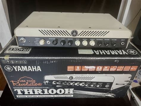 Immagine della testata Yamaha THR100H con un cabinet