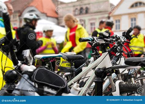 Persone che provano biciclette in un evento all'aperto